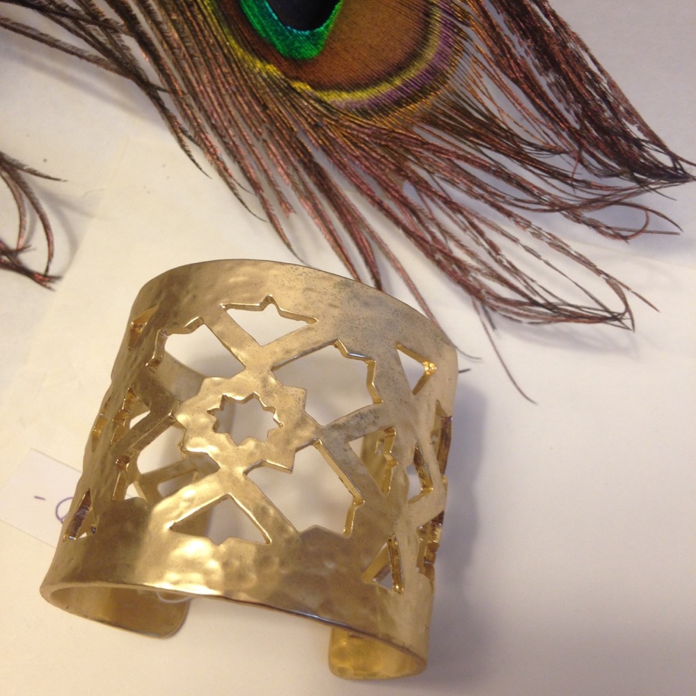 GOLD CUFF - Picture 2 of 4